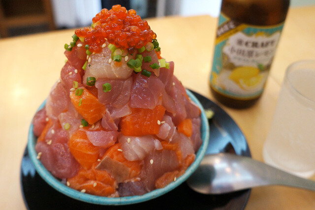 【海鮮丼】たまには日常から外れた贅沢がしたい。熱海の商店街名物の「海鮮てっぺん丼」は、まるで海鮮の富士山!:パリッコ『今週のハマりめし』第250回